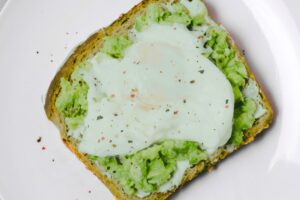 Toast avocat, épinards & oeuf au plat