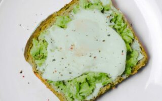 Toast avocat, épinards & oeuf au plat