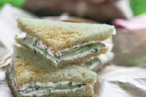 Toast fromage frais & concombre