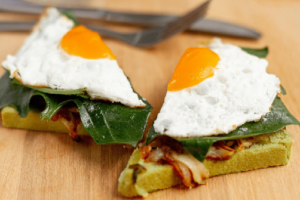 Toast œuf au plat, épinard & oignon caramélisé