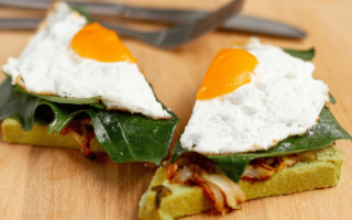 Toast œuf au plat, épinard & oignon caramélisé