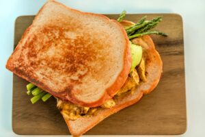 Sandwich poulet mariné & asperge