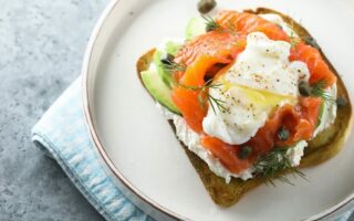 Toast œuf poché, saumon & salade