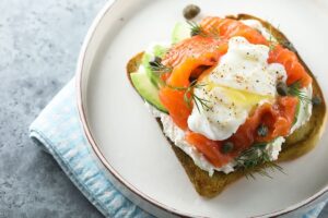 Toast œuf poché, saumon & salade