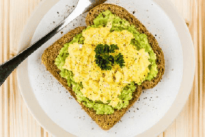 Toast guacamole & œuf brouillé