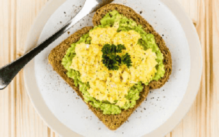 Toast guacamole & œuf brouillé