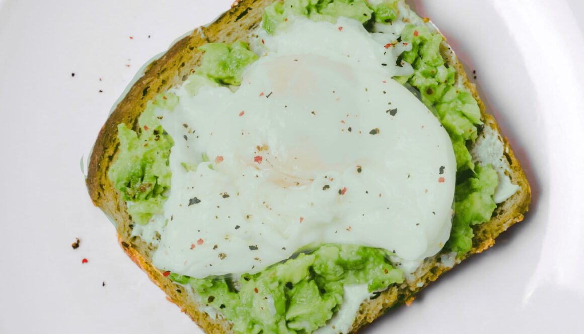 Toast avocat, épinards & oeuf au plat