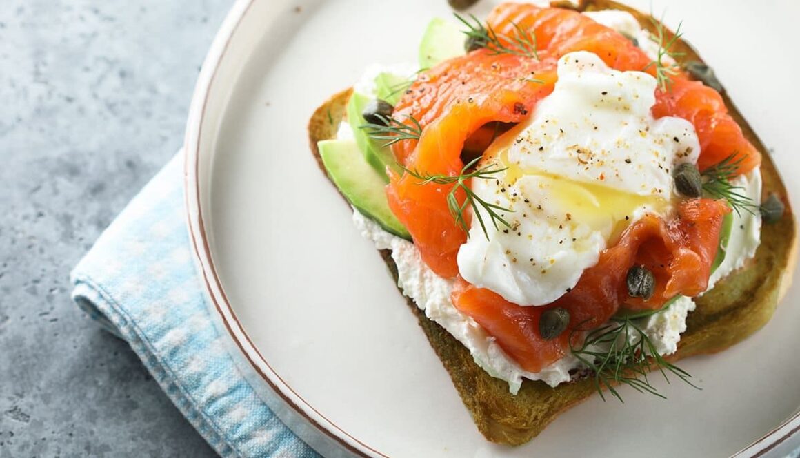 Toast œuf poché, saumon & salade