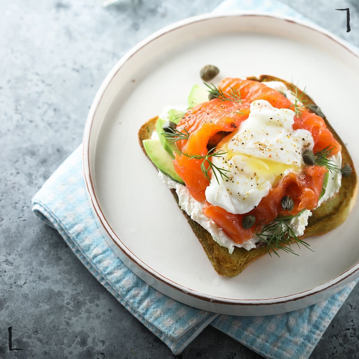 Toast œuf poché, saumon & salade