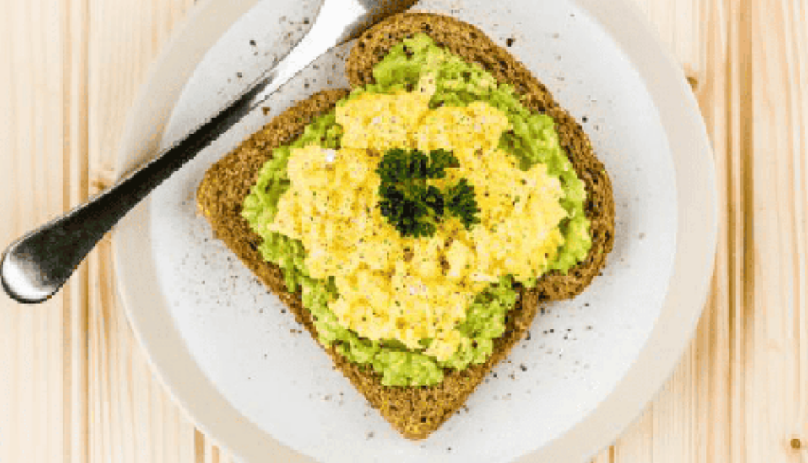 Toast guacamole & œuf brouillé