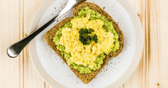 Toast guacamole & œuf brouillé