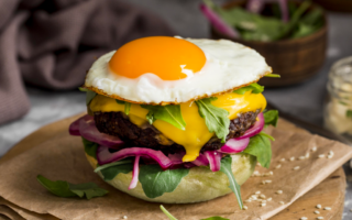burger-a-angle-eleve-avec-oeuf-frit-sur-une-planche-a-decouper